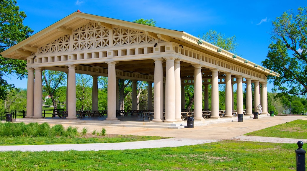Swope Park mostrando patrimonio de arquitectura y un jardín