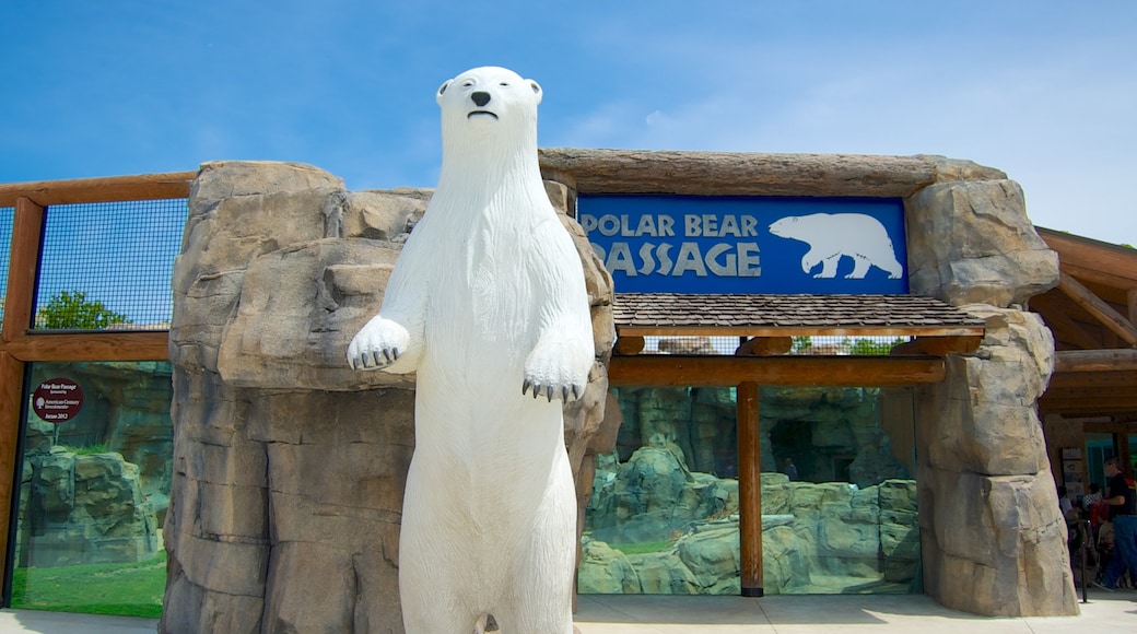 Kansas City Zoo que incluye animales del zoológico y señalización