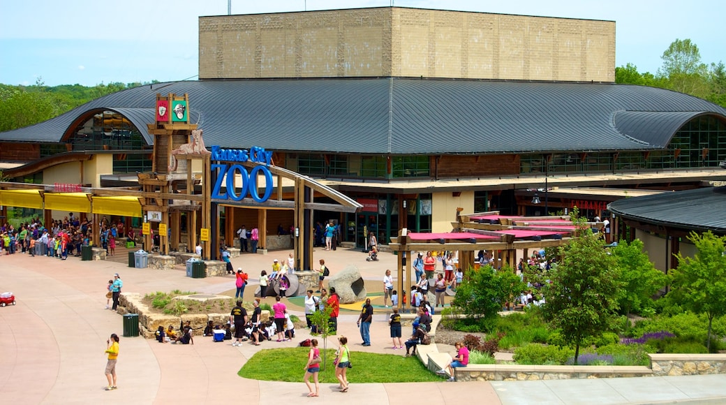 Kansas City Zoo presenterar skyltar och zoodjur sÄvÀl som en stor grupp av mÀnniskor
