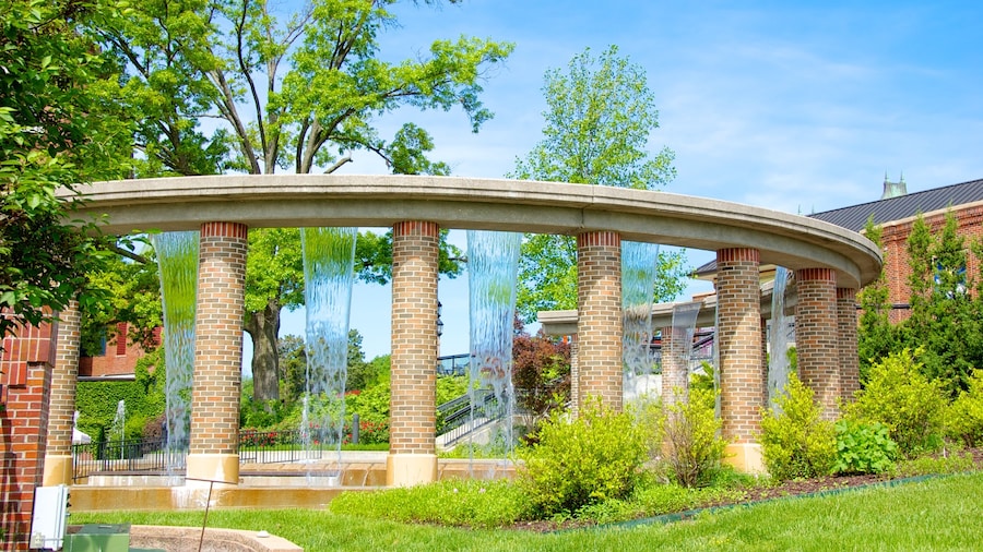 Starlight Theatre featuring theater scenes, a park and a fountain