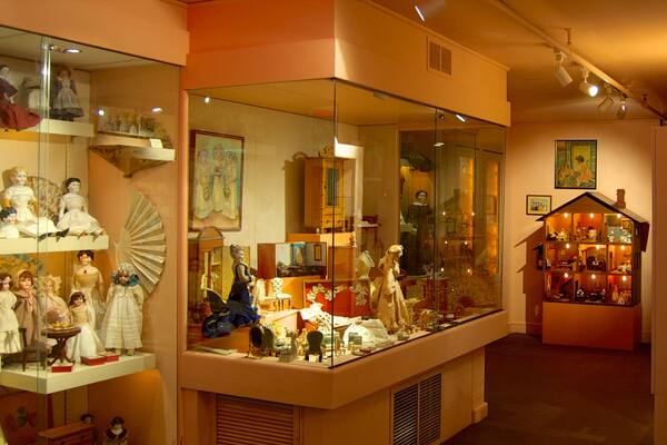 Toy and Miniature Museum qui includes vues intérieures