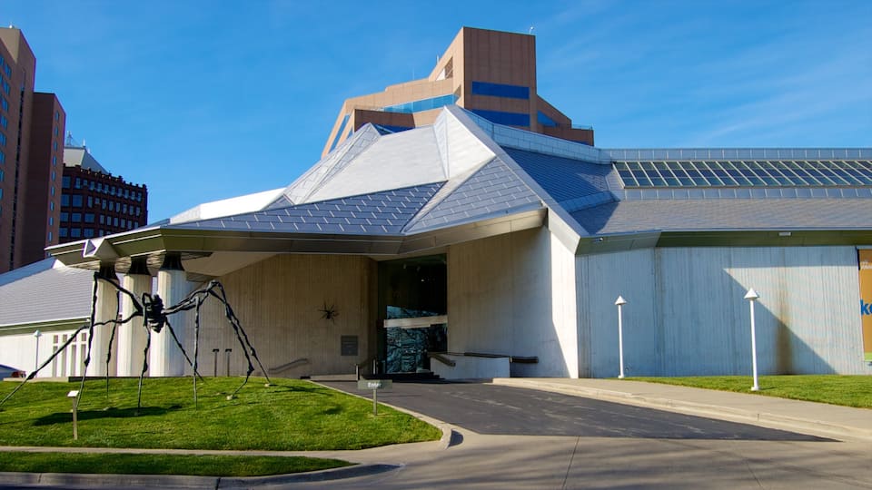 Kemper Museum of Contemporary Art qui includes art en plein air