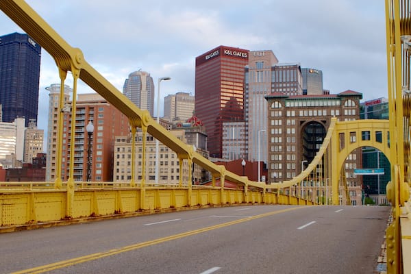 Roberto Clemente Bridge mit einem Straßenszenen, Brücke und Stadt