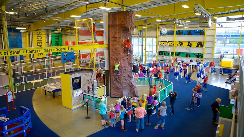 Carnegie Science Center que incluye escalada y vista interna y también un gran grupo de personas