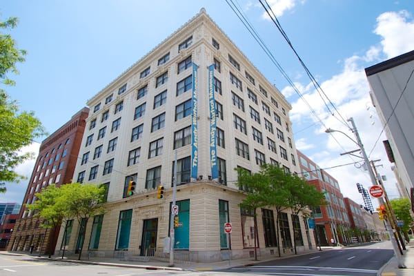 Andy Warhol Museum welches beinhaltet Straßenszenen und Stadt