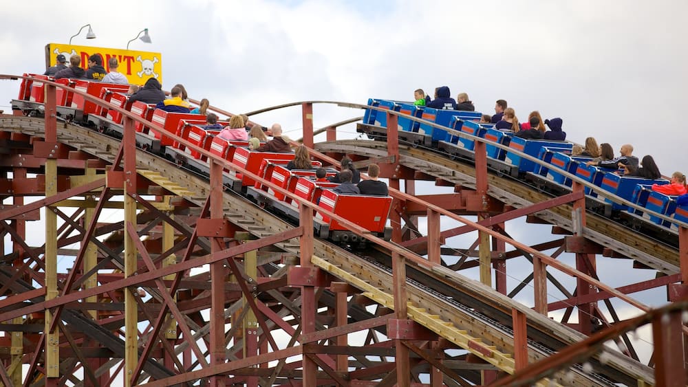 Kennywood mit einem Fahrten sowie große Menschengruppe