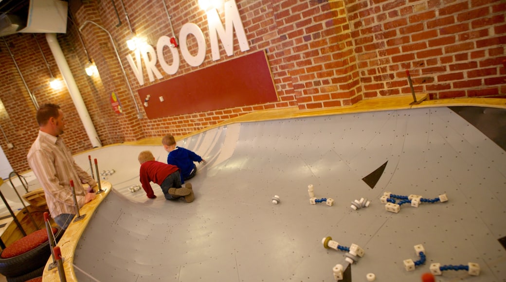 Museo Infantil de Pittsburgh que incluye señalización y vistas interiores