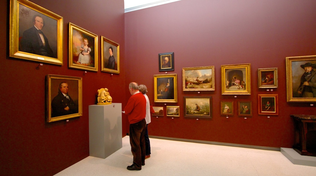 Carnegie Museum of Art che include vista interna e arte cosi come coppia