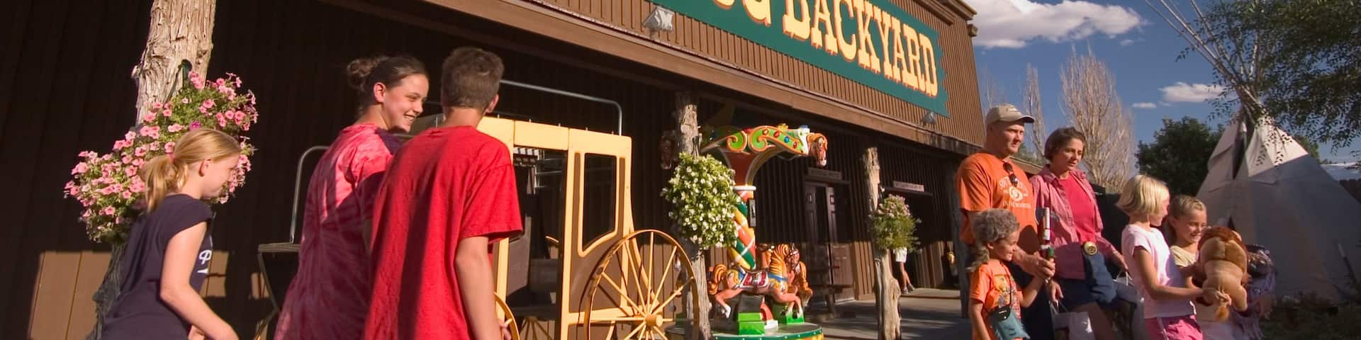 Rapid City que incluye escenas urbanas y también un gran grupo de personas