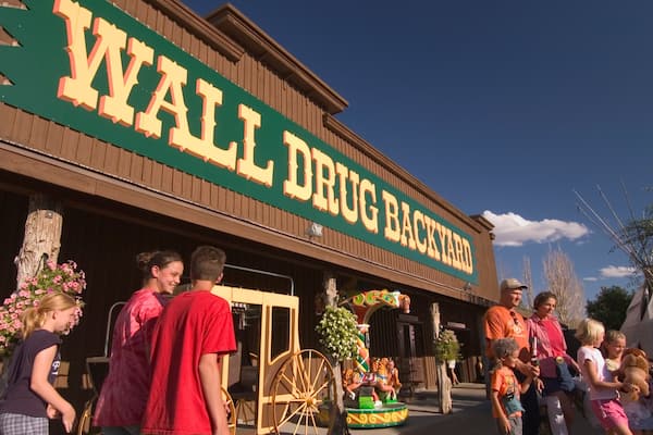 Rapid City montrant scènes de rue aussi bien que important groupe de personnes