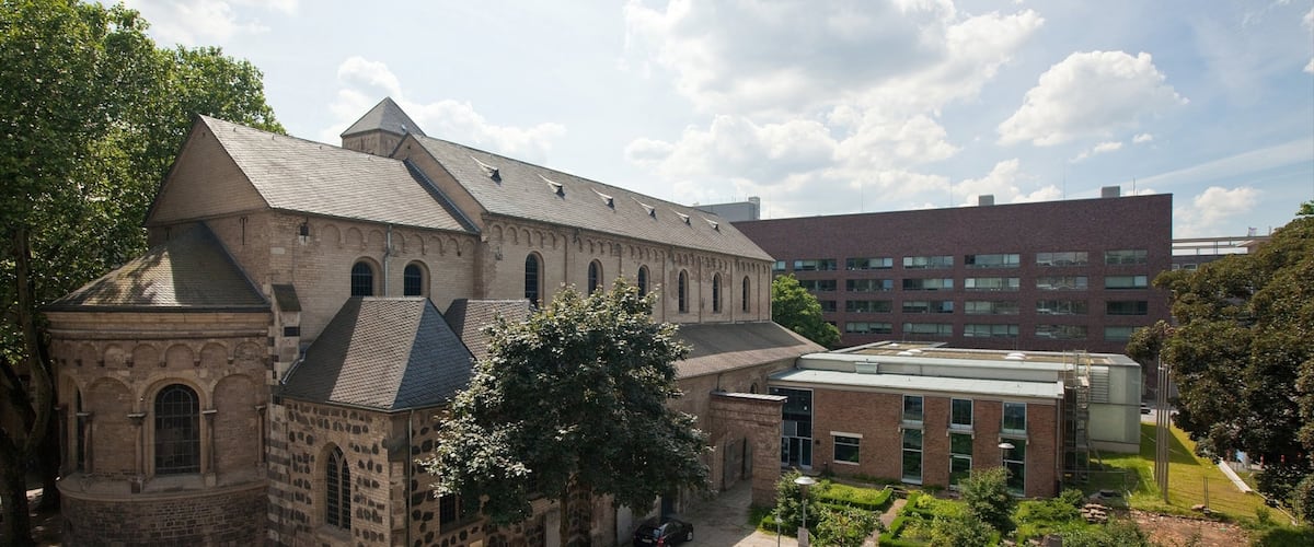 Museo Schnütgen que incluye una pequeña ciudad o pueblo