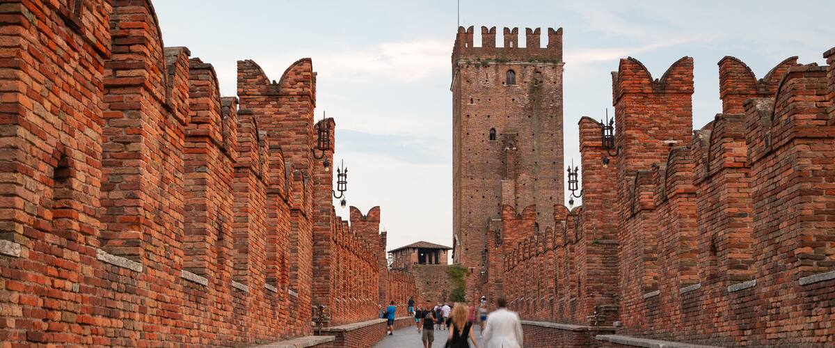 Ponte Scaligero featuring a castle, heritage architecture and street scenes