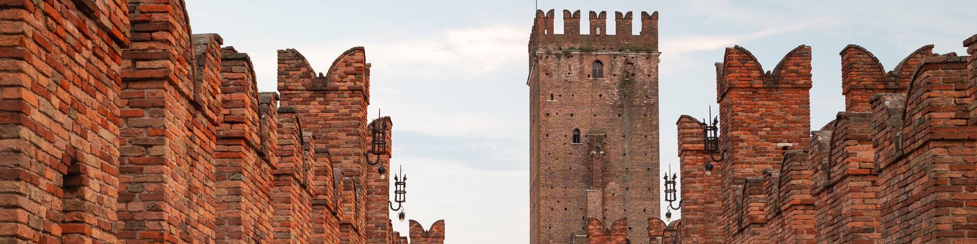 Ponte Scaligero featuring a castle, heritage architecture and street scenes