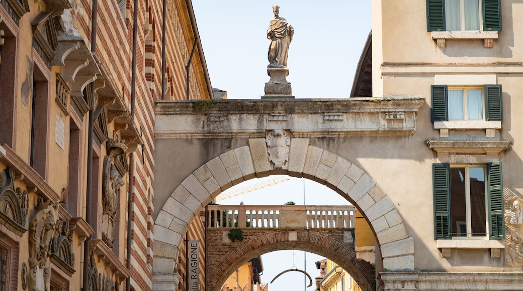 Arco della Costa showing heritage elements