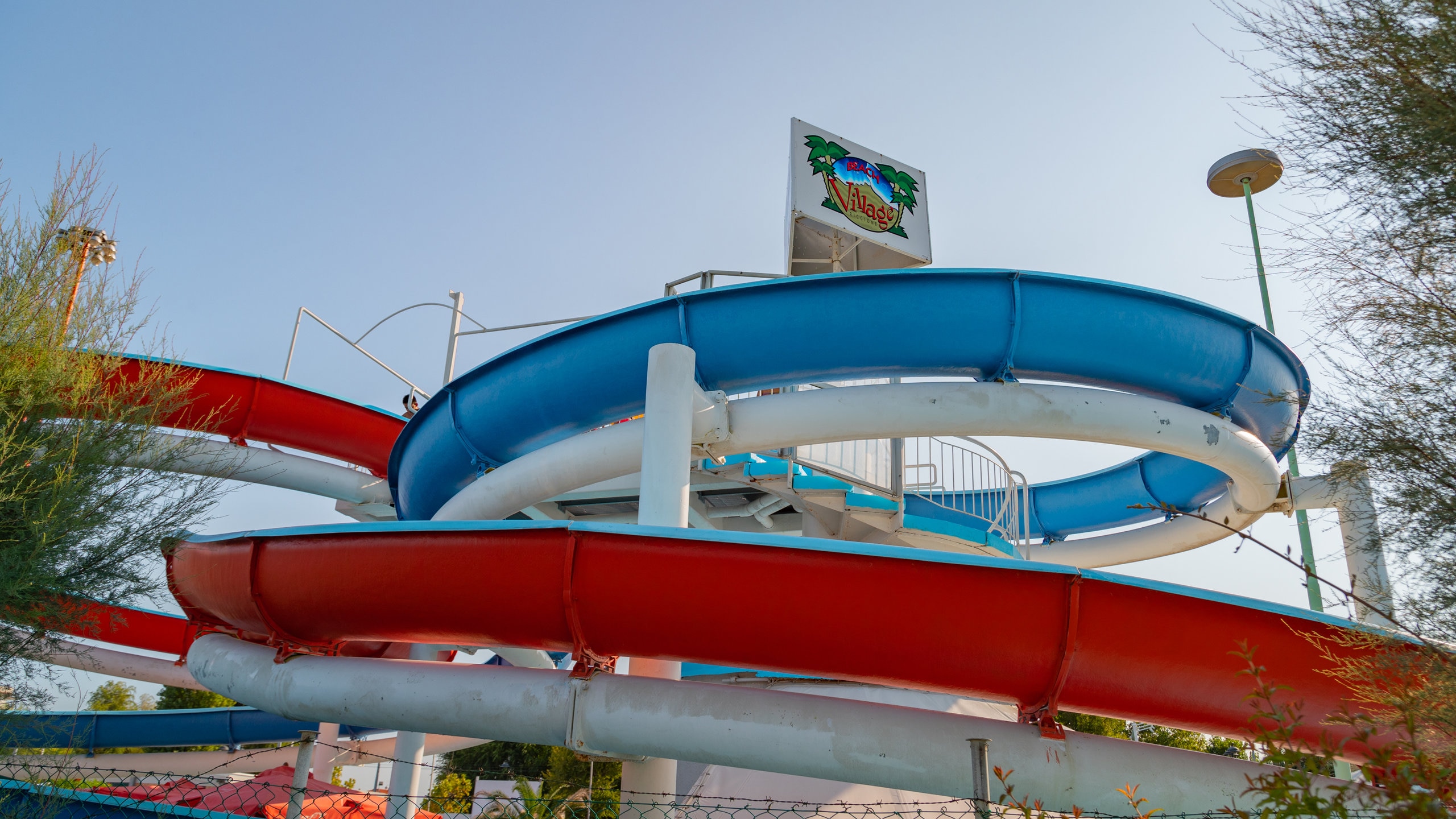 I bambini passeranno una giornata all'insegna del divertimento in questo parco acquatico per famiglie sul mare con piscine, scivoli e opzioni per l'intrattenimento.