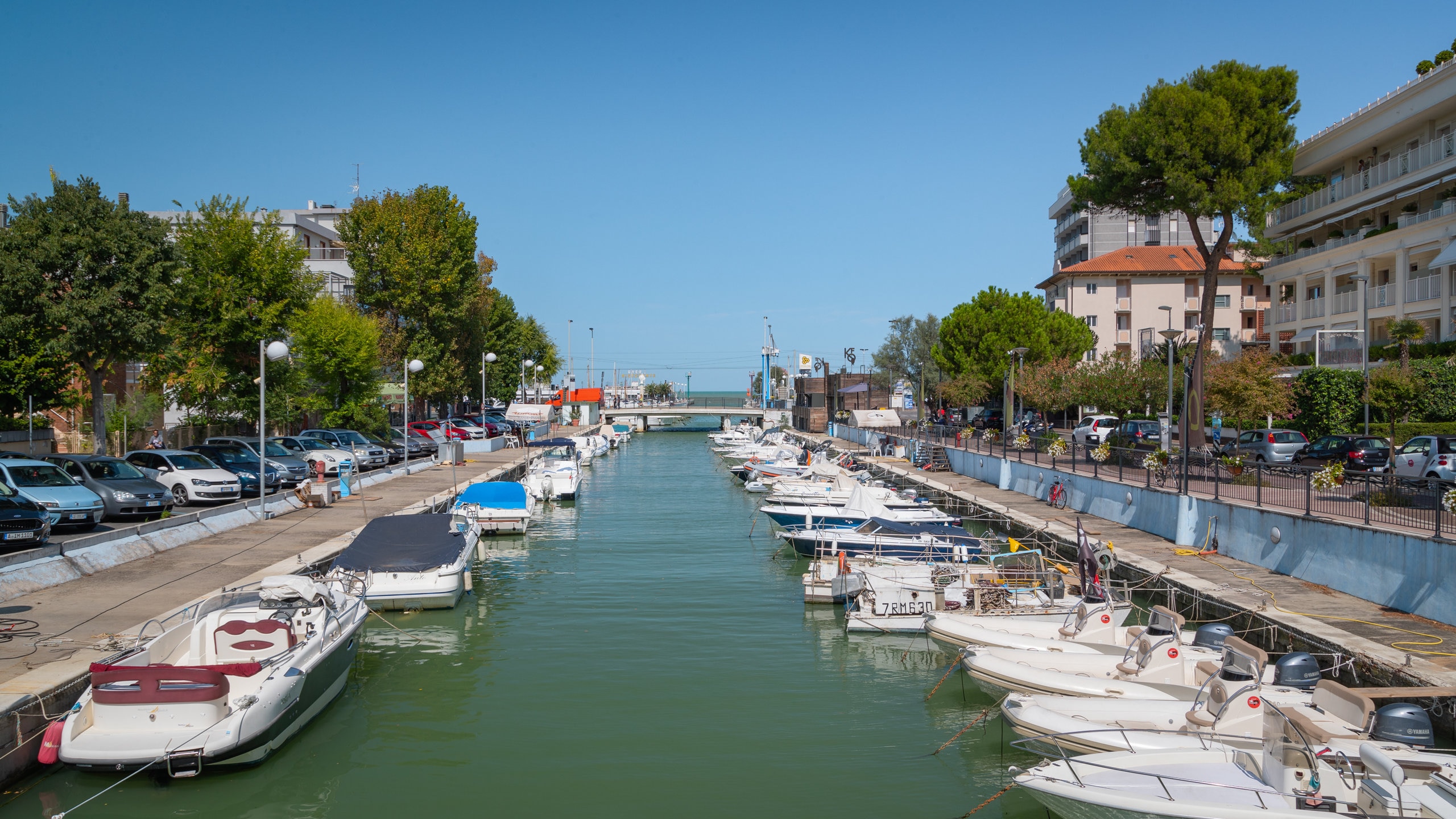 Su questa lunga e animata via a pochi minuti dal mare si affaccia un fantastico assortimento di negozi, ristoranti, bar e caffè.