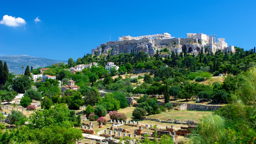 Acropolis som viser en lille by eller en landsby, bjerge og skove