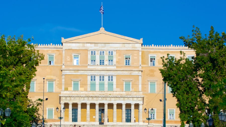 Syntagma-pladsen og byder på en administrativ bygning, en by og gadeliv