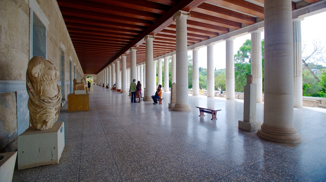 Stoa van Attalos inclusief historische architectuur en een standbeeld of beeldhouwwerk