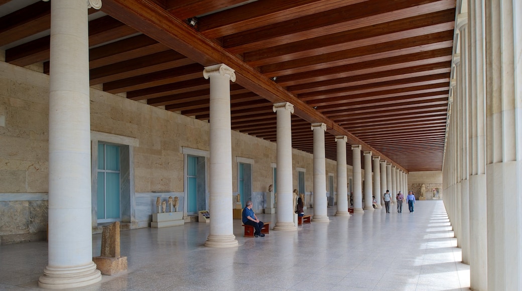 Stoa van Attalos bevat historische architectuur en een standbeeld of beeldhouwwerk