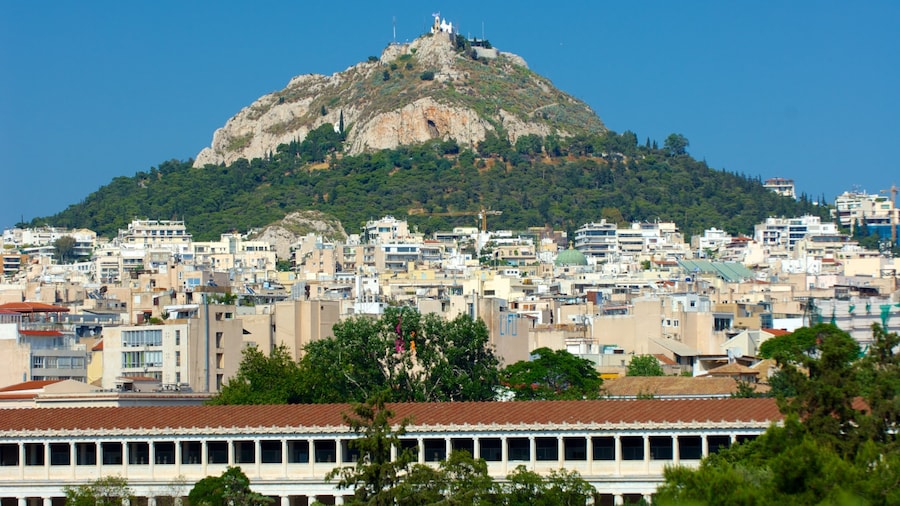 Monte Licabeto ofreciendo una ciudad y montañas