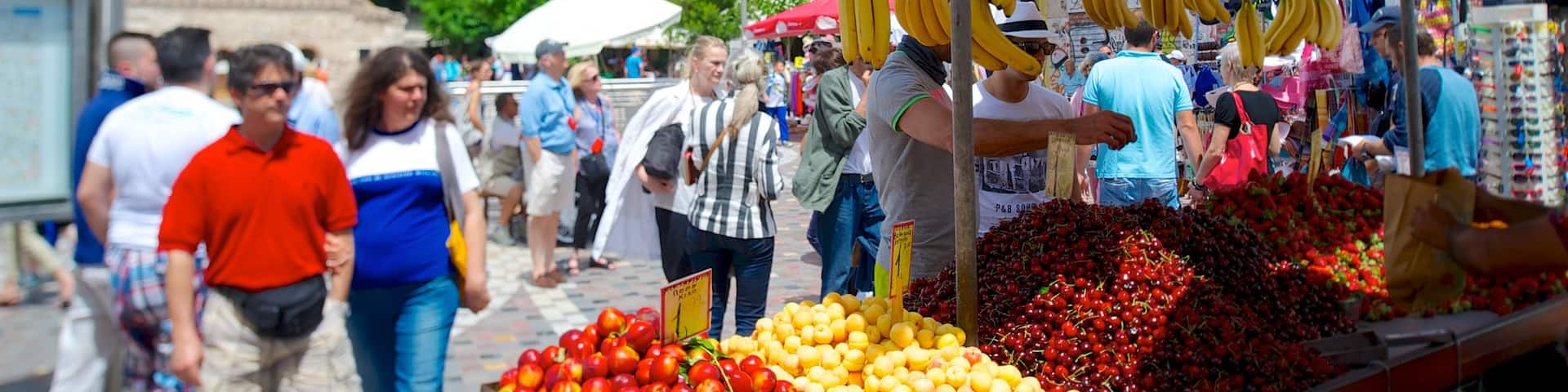 Marché aux puces de Monastiråki montrant scÚnes de rue, nourriture et marchés