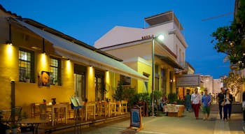 Plaka che include mangiare fuori, strade e paesaggio notturno