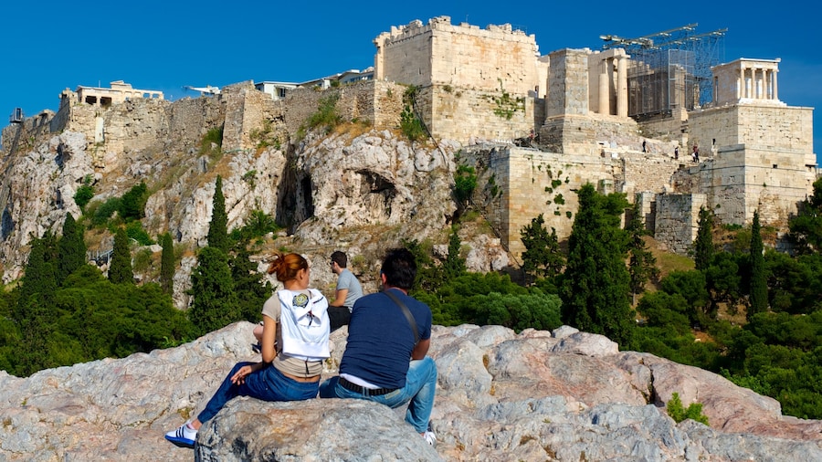 Atenas caracterizando elementos de patrimĂŽnio assim como um casal