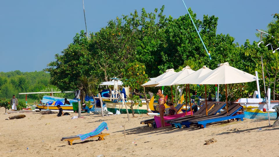 Playa de Sanur ofreciendo una playa de arena