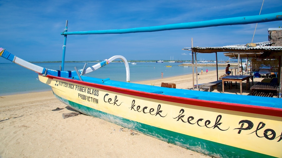 Strand von Sanur welches beinhaltet Strand, tropische Szenerien und Bootfahren
