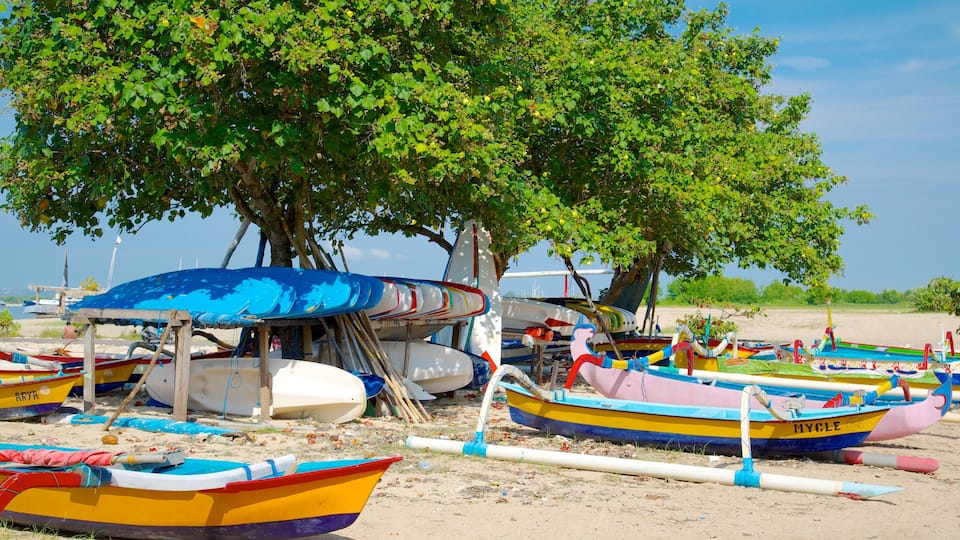 Playa de Sanur mostrando escenas tropicales, embarcaciones y una playa