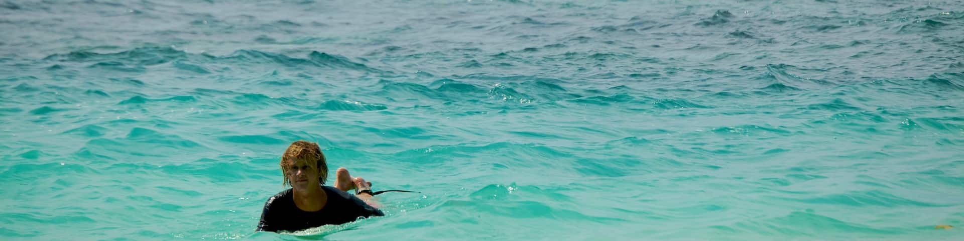 Strand von Uluwatu das einen Surfen, tropische Szenerien und Brandung