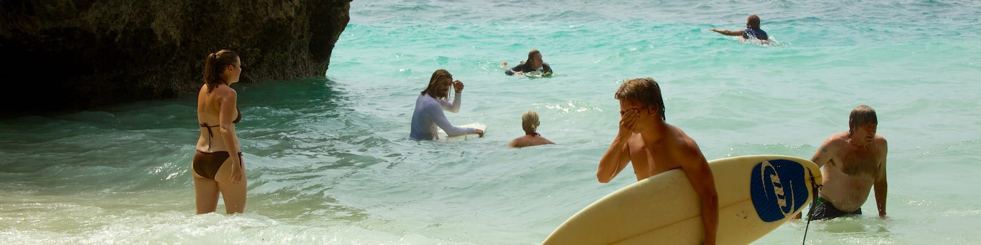 Strand von Uluwatu mit einem Surfen, Strand und Schwimmen