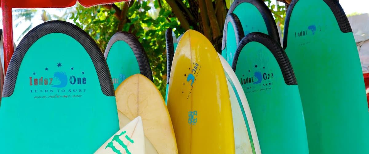 Plage Kuta montrant surf et marchés