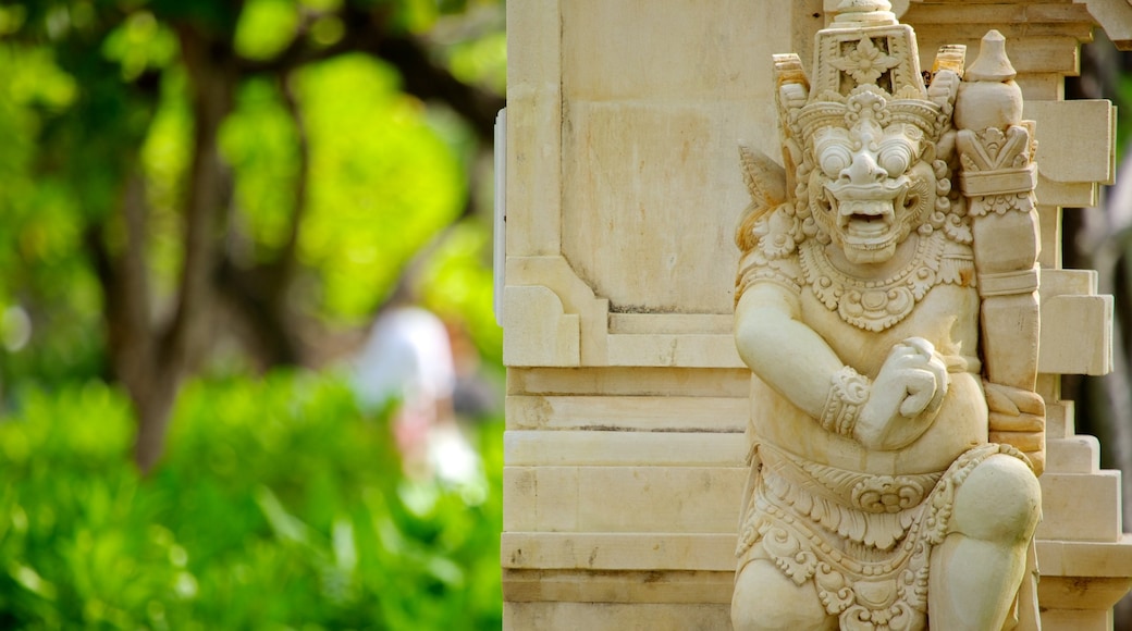 Nusa Dua-stranden som inkluderer religiøse elementer og statue eller skulptur