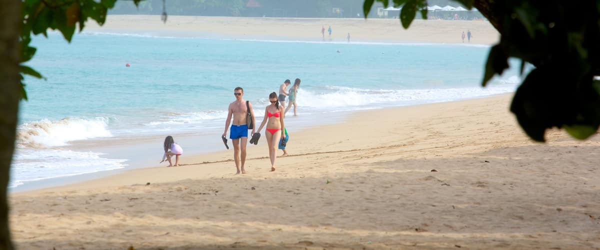 Nusa Dua Beach joka esittää hiekkaranta sekä pari