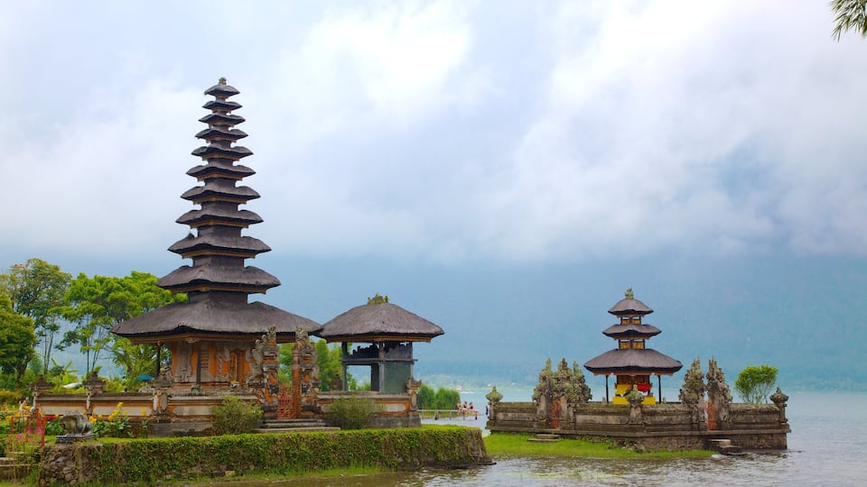 Indonesia showing general coastal views, religious aspects and heritage architecture