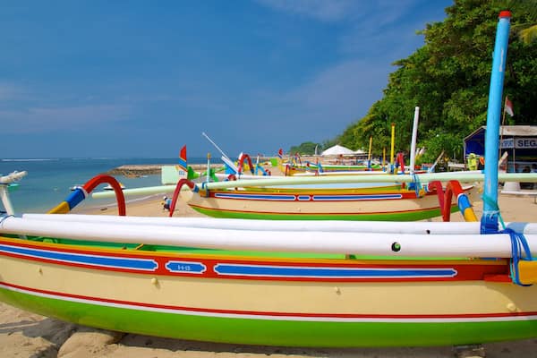 Segara Beach montrant plage, scĂšnes tropicales et navigation