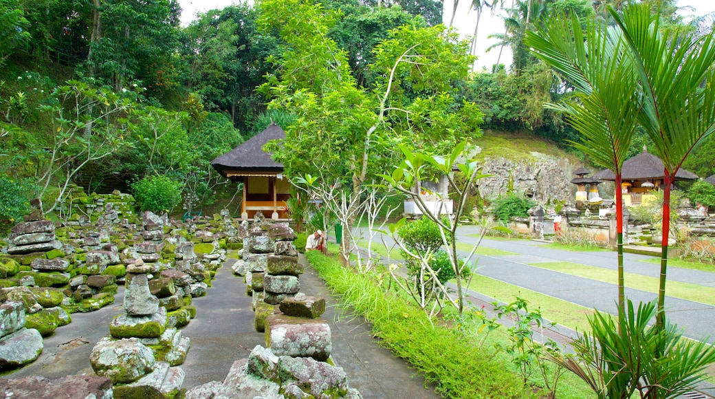 Goa Gajah das einen Garten und Tempel oder Andachtsstätte