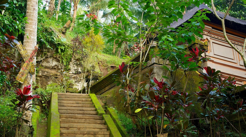 Goa Gajah mit einem Regenwald und Tempel oder Andachtsstätte