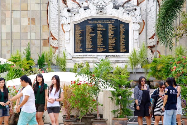 Monument aux victimes des attentats de Bali montrant monument aussi bien que important groupe de personnes