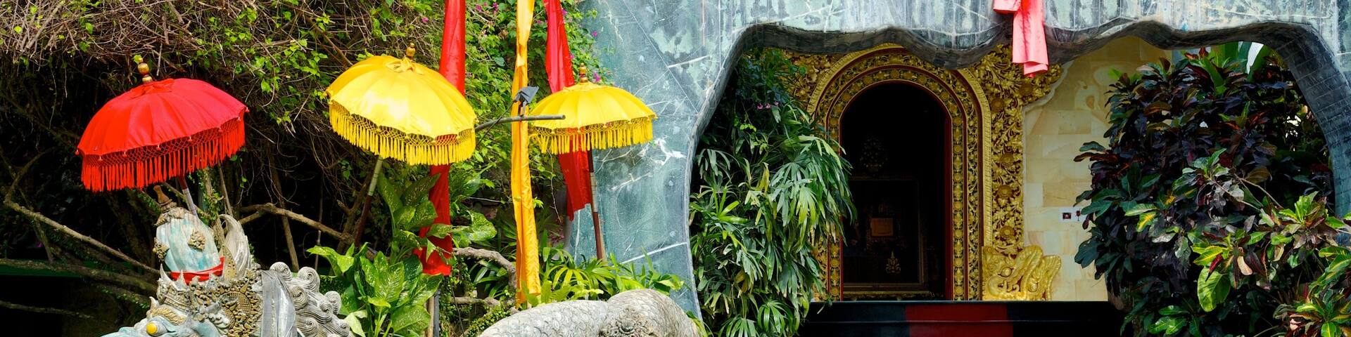 Blanco Museum featuring a statue or sculpture