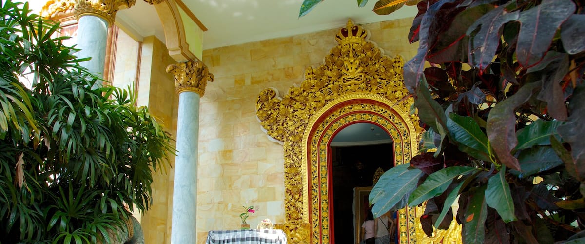 Blanco Museum featuring interior views