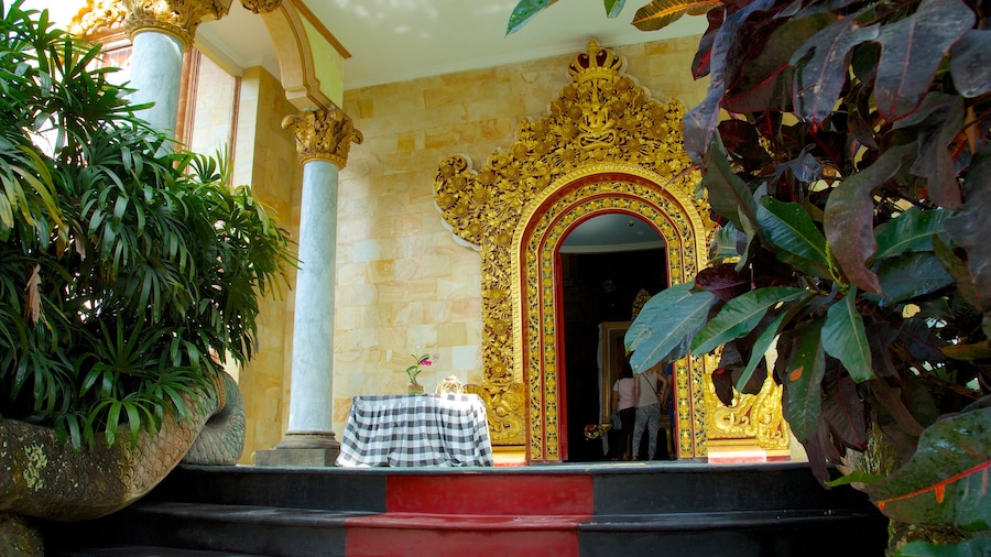 Blanco Museum featuring interior views