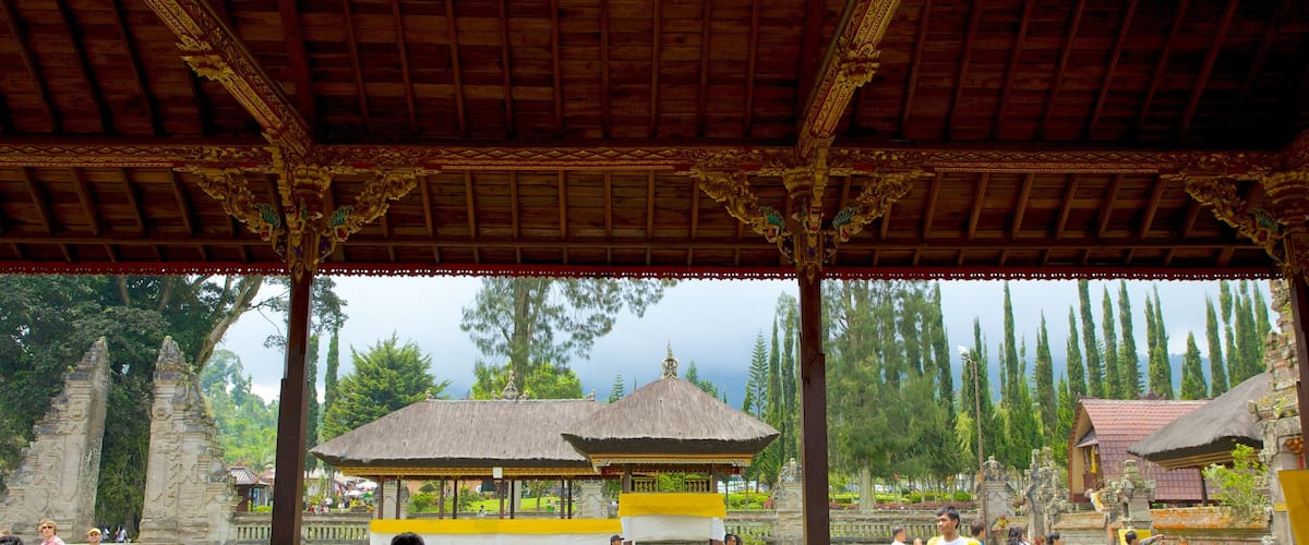 Templo Ulun Danu ofreciendo un templo o lugar de culto y elementos religiosos