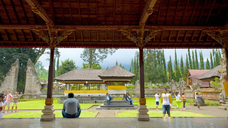 Ulun Danu Temple featuring religious aspects and a temple or place of worship
