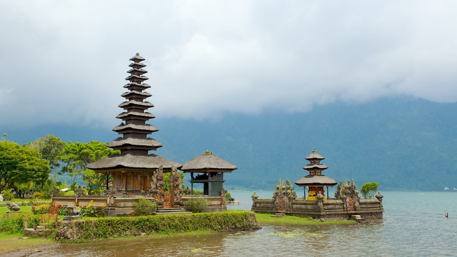 Tempio di Ulun Danu che include vista del paesaggio, vista della costa e elementi religiosi