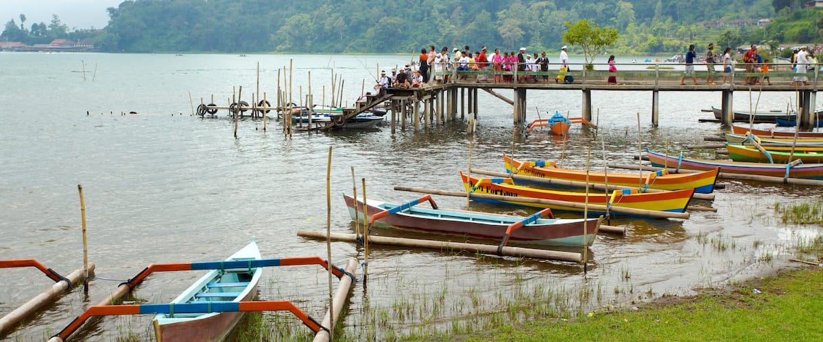 Templo Ulun Danu mostrando un lago o abrevadero y paseos en lancha
