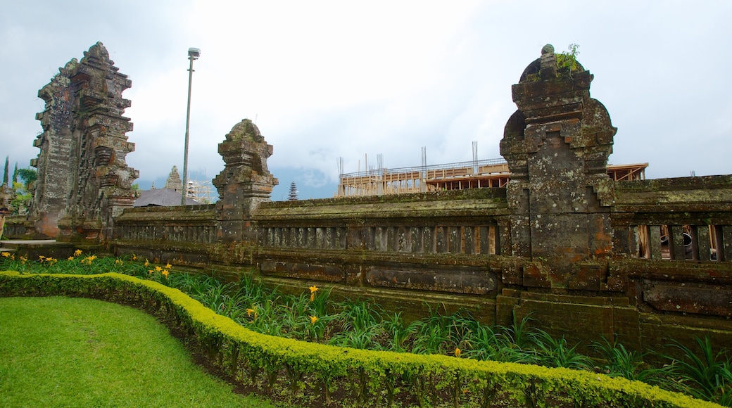 Pura Ulun Danu Bratan mit einem Tempel oder Andachtsstätte und religiöse Elemente