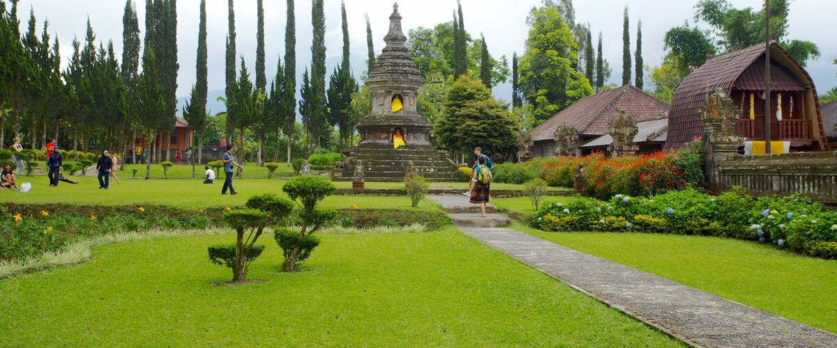 Templo Ulun Danu que incluye aspectos religiosos, un templo o lugar de culto y un parque